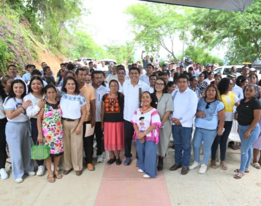 Salomón Jara inaugura primera etapa de camino de concreto hidráulico en Santiago Jocotepec, Costa de Oaxaca