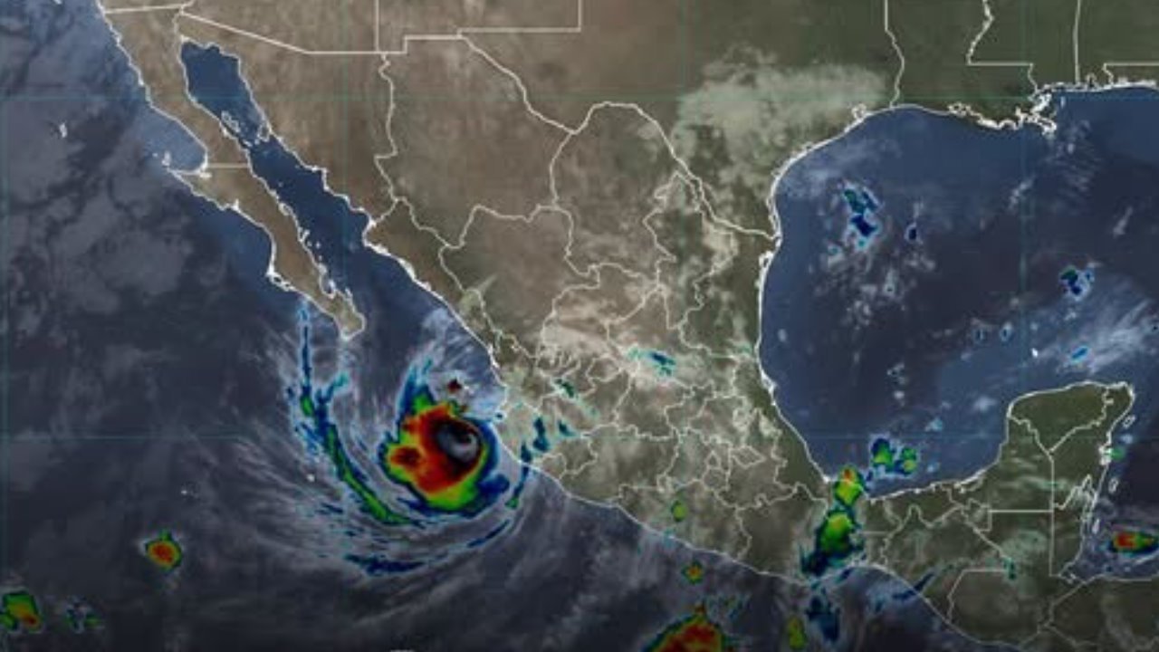 Huracán Simón impacta la costa del Pacífico mexicano con lluvias intensas y oleaje peligroso