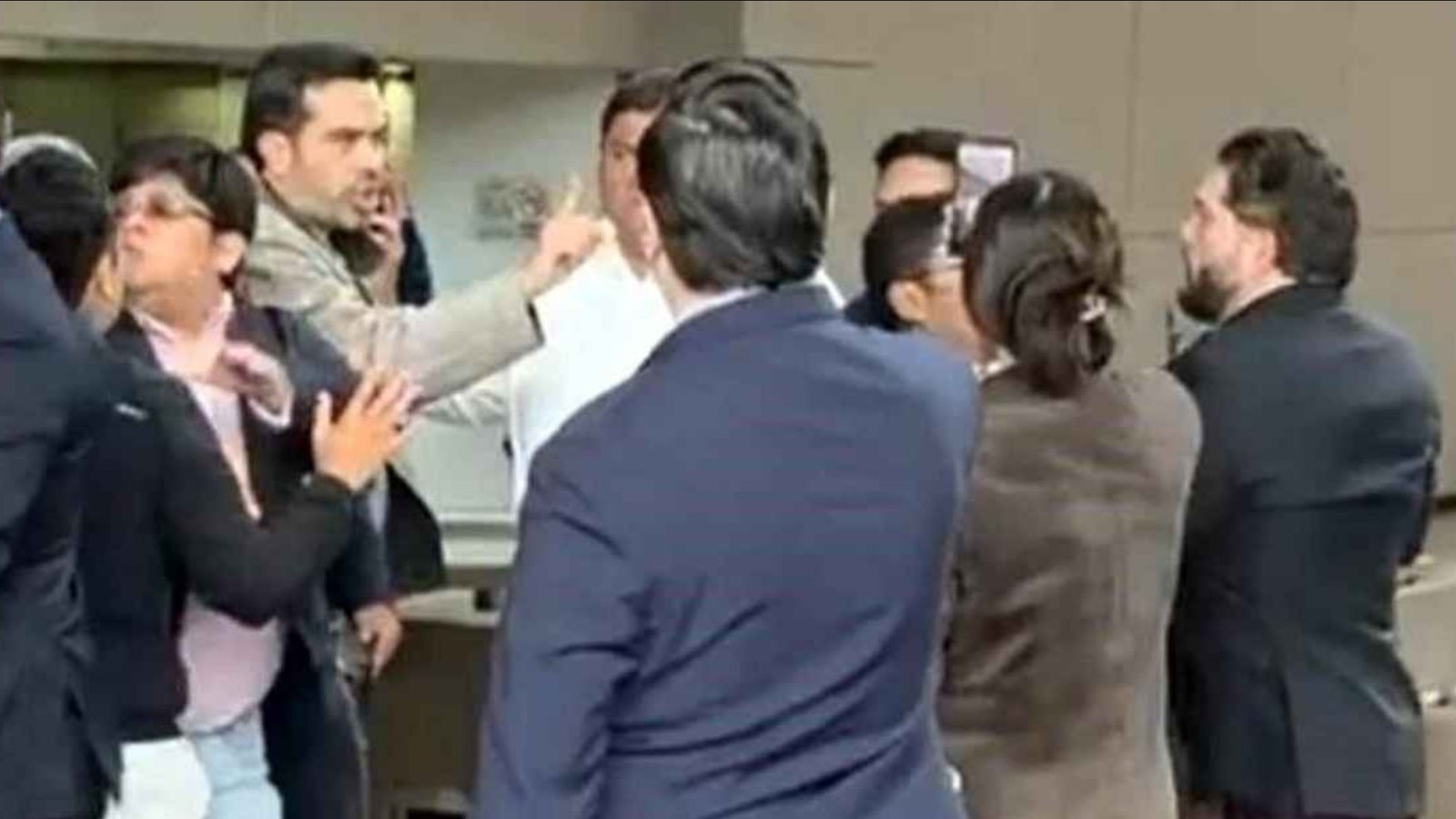 MC denuncia oportunismo del PRI, pero enfrenta reclamos por represión